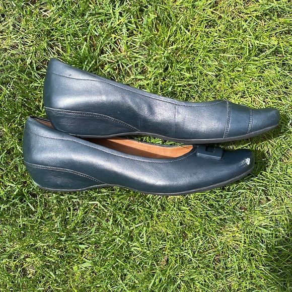 Women's Artisan Clark's flats Sz12M Navy - Picture 5 of 11